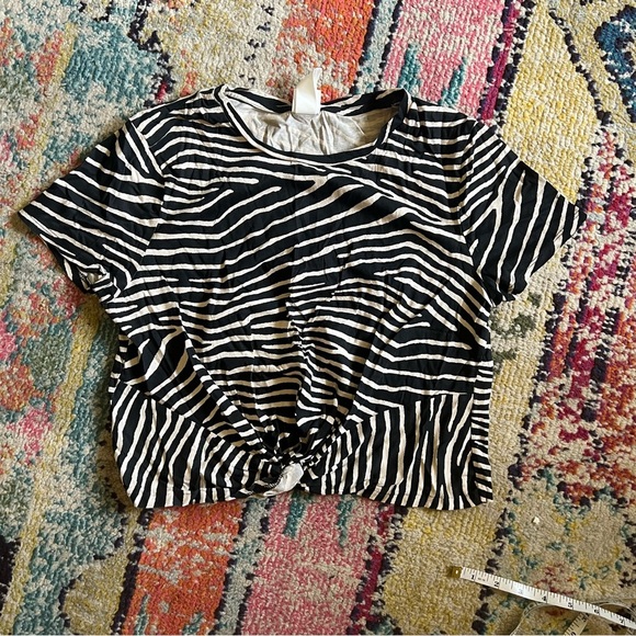 H&M tie detail short sleeve zebra crop top size M - Picture 2 of 6
